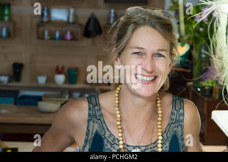 Portrait of young woman smiling blonde française dans son magasin de cadeaux faits main en France, entrepreneur concept. Banque D'Images