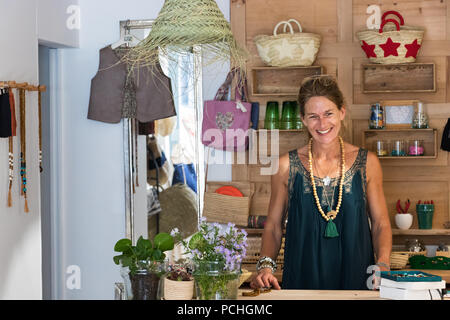Portrait of young woman smiling blonde française dans son magasin de cadeaux faits main en France, entrepreneur concept. Banque D'Images