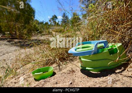 Un petit pot d'enfant abandonné dans l'herbe, Townsville, Queensland, Australie Banque D'Images