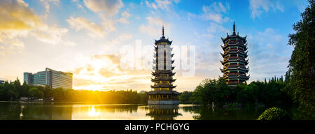 Lever du soleil sur les deux pagodes de Guilin, Chine Banque D'Images