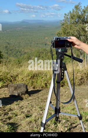 Une femme prend une photo lors d'un affût Pipers, Townsville, Queensland, Australie Banque D'Images