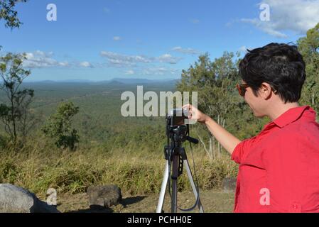 Une femme prend une photo lors d'un affût Pipers, Townsville, Queensland, Australie Banque D'Images