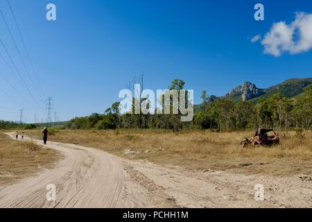 Hors rouillé voiture abandonnée dans un champ, Townsville, Queensland, Australie Banque D'Images