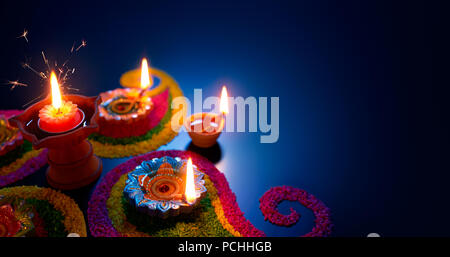 Lampes à huile allumé sur rangoli colorés au cours de la célébration de Diwali Banque D'Images