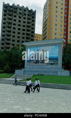 La marche des écoliers par les images de Kim Il-sung et Kim Jong-il qui sont tous sur Pyongyang et la Corée du Nord Banque D'Images