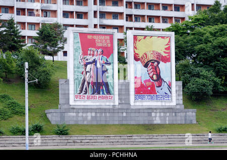 Inspiration affiches abondent dans les rues de Pyongyang, en Corée du Nord Banque D'Images