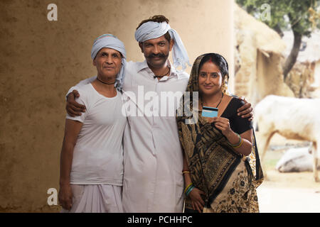 Les agriculteurs ruraux indiens family holding credit card Banque D'Images