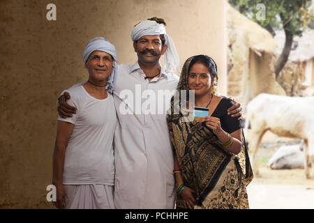 Les agriculteurs ruraux family holding credit card Banque D'Images