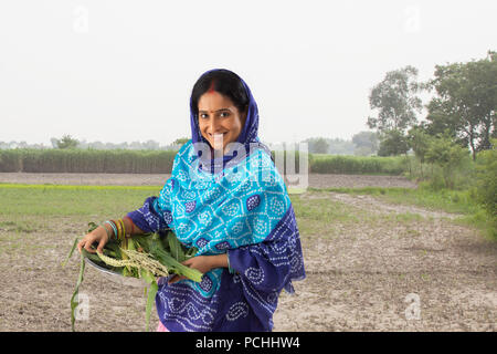 Femme travaillant dans le secteur rural Banque D'Images