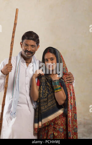 Portrait of Indian couple rural stick Banque D'Images