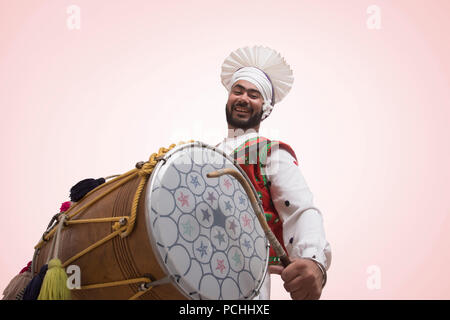 Homme Sikh jouant sur un Dhol Banque D'Images