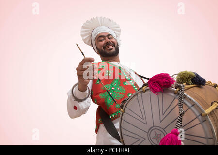 Homme Sikh jouant sur un Dhol Banque D'Images