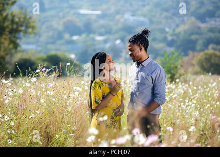 Couple dans un champ de fleurs Banque D'Images