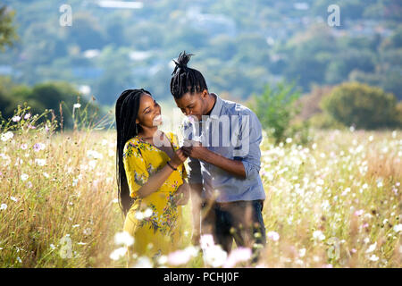 Couple une fleur dans un parc Banque D'Images