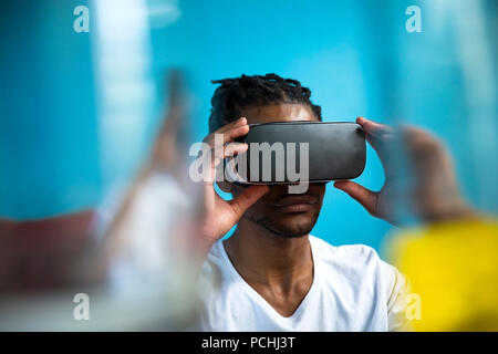 African man looking through casque VR Banque D'Images