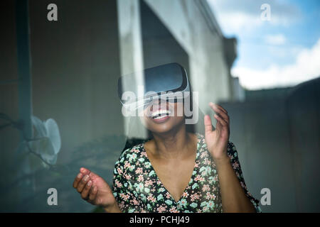 Femme africaine à la recherche par le biais du casque VR Banque D'Images