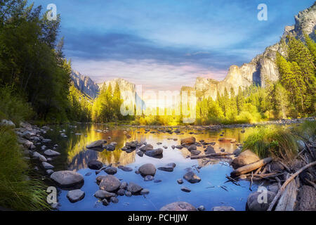 Au coucher du soleil de la vallée de Yosemite, California, USA. Banque D'Images