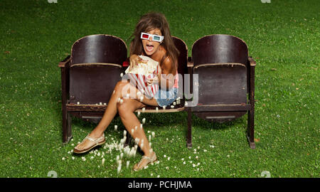 Portrait d'une fille avec le pop-corn dans de l'été cinéma Banque D'Images