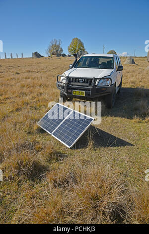 Toyota Landcruiser prado 120 blanc série avec panneaux solaires portable charger une deuxième batterie à la Stonehenge les loisirs sont près de Glen Innes en in Banque D'Images