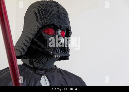 Londres, Royaume-Uni - 31 juillet 2018 : un Dark Vador figure de la célèbre franchise Star Wars Lego film de sur l'affichage dans un magasin dans le centre de Londres Banque D'Images