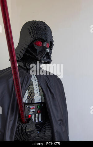 Londres, Royaume-Uni - 31 juillet 2018 : un Dark Vador figure de la célèbre franchise Star Wars Lego film de sur l'affichage dans un magasin dans le centre de Londres Banque D'Images