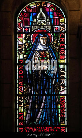 Sainte Marguerite Marie Alacoque, vitrail de la Basilique du Sacré Cœur, dédiée au Sacré Coeur de Jésus à Paris, France Banque D'Images