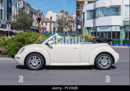 Volkswagen Beetle convertible Beige Cabriolet voiture depuis 2005, avec le haut vers le bas, sur une route en été dans le West Sussex, Angleterre, Royaume-Uni. Banque D'Images