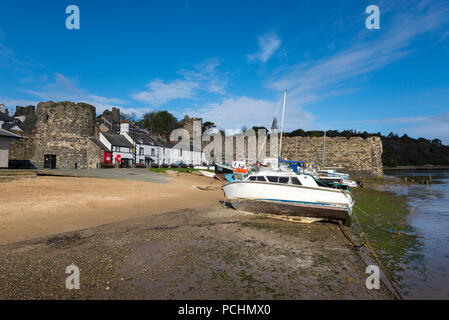 Les petits bateaux au port de Conwy, au nord du Pays de Galles. Au bord de l'eau à l'entrée de la vieille ville, et plus petite maison en Grande-Bretagne. Banque D'Images