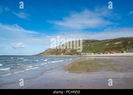 West Shore beach, Llandudno, au nord du Pays de Galles. Un jour de printemps ensoleillé à la recherche sur le Great Orme. Banque D'Images