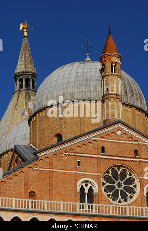 Basilique de Saint Antoine de Padoue belles coupoles et tours (14e siècle) Banque D'Images