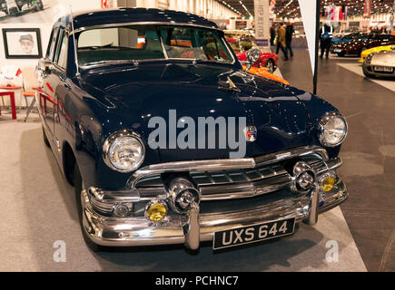 Un trois-quart vue frontale d'un bleu, 1951 Ford V8 Tudor de luxe sur mesure, à l'affiche au Salon de voitures Londres 2018 Banque D'Images