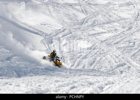 Racer motoneige sur une montagne enneigée. La réserve naturelle de l'État en Adygea, la Russie, le 2 février 2012. Banque D'Images