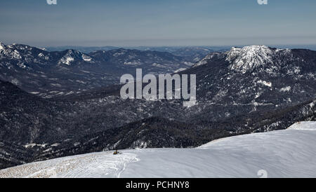 Un cavalier seul en haut de la montagne couverte de neige dans la région de la réserve naturelle en Adygea, la Russie. Banque D'Images