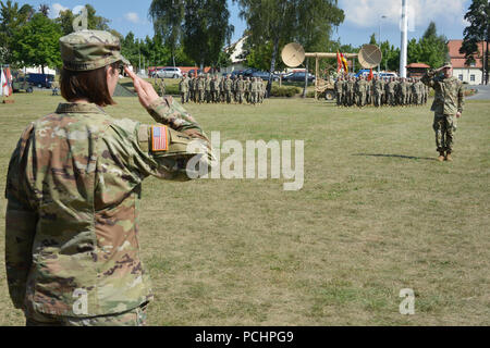 Le 44e Bataillon du Corps expéditionnaire U.S. Army Signal commandant le lieutenant-colonel Heather McAteer, à gauche, et l'élément de commande nouveau Sgt. Le Major Sean P. Mitcham, droit, hommage à conclure la cérémonie de changement de responsabilité dans la tour des casernes, Grafenwoehr, Allemagne, le 27 juillet 2018. (U.S. Photo de l'armée par Gertrud Zach) Banque D'Images