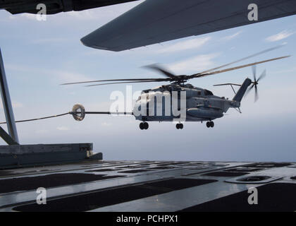 180727-N-JO908-1073 Hawaï Base du Corps des Marines (27 juillet 2018) un Corps des Marines américains C-130J Super Hercules cargo avec l'Escadron de transport de ravitaillement aérien maritime (152) VMGR d'Okinawa, Japon, effectue un ravitaillement aérien avec un CH-53E Super Stallion helicopter affectés à l'Escadron d'hélicoptères lourds Marine (HMH) 463 au cours de l'exercice Rim of the Pacific (RIMPAC), le 27 juillet. Vingt-cinq nations, 45 navires et sous-marins, environ 200 avions et 25 000 personnes participent à l'EXERCICE RIMPAC du 27 juin au 2 août dans et autour des îles Hawaï et la Californie du Sud. Le plus grand intern Banque D'Images