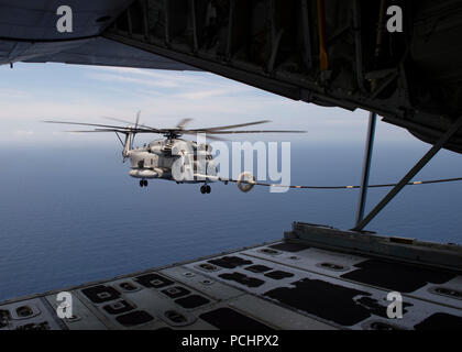 180727-N-JO908-1077 Hawaï Base du Corps des Marines (27 juillet 2018) un Corps des Marines américains C-130J Super Hercules cargo avec l'Escadron de transport de ravitaillement aérien maritime (152) VMGR d'Okinawa, Japon, effectue un ravitaillement aérien avec un CH-53E Super Stallion helicopter affectés à l'Escadron d'hélicoptères lourds Marine (HMH) 463 au cours de l'exercice Rim of the Pacific (RIMPAC), le 27 juillet. Vingt-cinq nations, 45 navires et sous-marins, environ 200 avions et 25 000 personnes participent à l'EXERCICE RIMPAC du 27 juin au 2 août dans et autour des îles Hawaï et la Californie du Sud. Le plus grand intern Banque D'Images