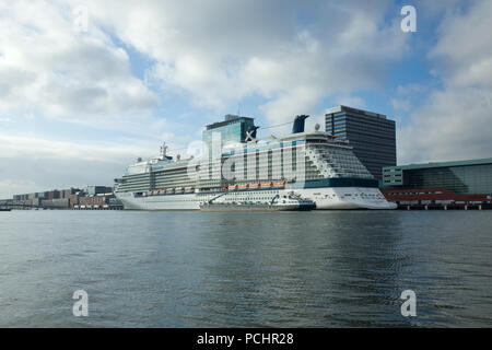 Celebrity Eclipse Cruise Ship amarré à amsterdam North Holland pays-Bas Banque D'Images