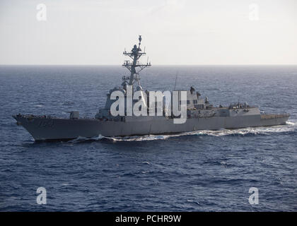 180727-N-H193-0908 de l'OCÉAN PACIFIQUE (Juillet 27, 2018) missiles USS Sterett (DDG 104) transits l'océan Pacifique, au cours de Rim of the Pacific (RIMPAC), le 27 juillet. Vingt-cinq nations, 46 navires, 5 sous-marins, et d'environ 200 avions et 25 000 personnes participent à l'EXERCICE RIMPAC du 27 juin au 2 août dans et autour des îles Hawaï et la Californie du Sud. Le plus grand exercice maritime international RIMPAC, fournit une formation unique alors que la promotion et le soutien de relations de coopération entre les participants essentiels pour assurer la sécurité des voies maritimes Banque D'Images