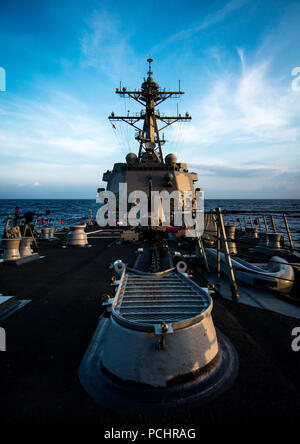 180728-N-LI768-1037 de l'OCÉAN PACIFIQUE (Juillet 28, 2018) - lance-missiles le destroyer USS Dewey (DDG 105) transits l'Océan Pacifique tandis que sont en cours durant l'exercice Rim of the Pacific (RIMPAC), le 28 juillet. Vingt-cinq nations, 46 navires, 5 sous-marins, environ 200 avions et 25 000 personnes participent à l'EXERCICE RIMPAC du 27 juin au 2 août dans et autour des îles Hawaï et la Californie du Sud. Le plus grand exercice maritime international RIMPAC, fournit une formation unique alors que la promotion et le soutien de relations de coopération entre les participants essentiels pour assurer la sécurité Banque D'Images