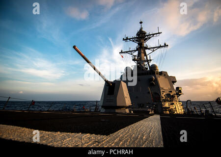 180728-N-LI768-1042 de l'OCÉAN PACIFIQUE (Juillet 28, 2018) - lance-missiles le destroyer USS Dewey (DDG 105) transits l'Océan Pacifique tandis que sont en cours durant l'exercice Rim of the Pacific (RIMPAC), le 28 juillet. Vingt-cinq nations, 46 navires, 5 sous-marins, environ 200 avions et 25 000 personnes participent à l'EXERCICE RIMPAC du 27 juin au 2 août dans et autour des îles Hawaï et la Californie du Sud. Le plus grand exercice maritime international RIMPAC, fournit une formation unique alors que la promotion et le soutien de relations de coopération entre les participants essentiels pour assurer la sécurité Banque D'Images