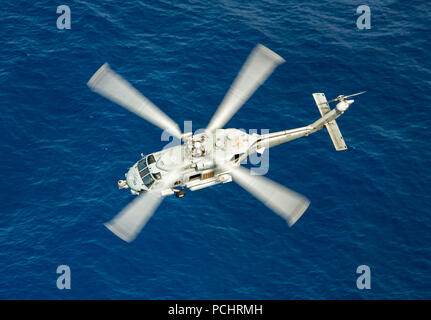 180729-N-LI768-1248 de l'OCÉAN PACIFIQUE (Juillet 29, 2018) - MH-60R Un hélicoptère Sea Hawk, affecté à la "Blue Hawks" de l'Escadron d'hélicoptères grève maritime (HSM) 78, vole au-dessus de l'océan Pacifique. 78 HSM est en cours avec le porte-avions USS Carl Vinson (CVN 70) participant à l'exercice Rim of the Pacific (RIMPAC). Vingt-cinq nations, 46 navires, 5 sous-marins, environ 200 avions et 25 000 personnes participent à l'EXERCICE RIMPAC du 27 juin au 2 août dans et autour des îles Hawaï et la Californie du Sud. Le plus grand exercice maritime international RIMPAC, fournit un ensemble unique de tra Banque D'Images