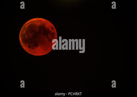 L'éclipse lunaire de 2018 a été la plus longue éclipse lunaire totale du XXIe siècle, survenant le 27 juillet 2018. L'image d'archives enregistre l'éclipse vue depuis Caserma Ederle à Vicence, en Italie, documentant la totalité de l'éclipse pendant l'alignement de l'ombre de la Terre. Banque D'Images