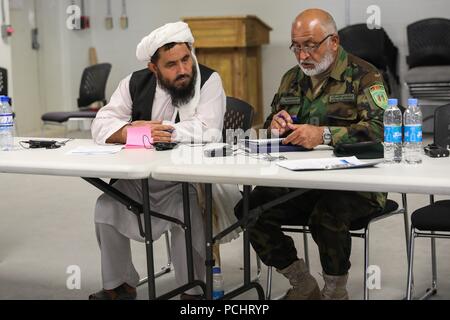 L'AÉRODROME DE KANDAHAR, Afghanistan (28 juillet 2018) -- Malawi Obaidullah Faizani,gauche, chef de l'Ulema council à Kandahar, le colonel de l'armée afghane et Shah Wali, à droite, la culture religieuse pour conseiller l'armée nationale afghane 205e Corps, travailler ensemble, le 28 juillet 2018, au cours d'un exercice pratique à d'une shura dans le Train, conseiller et assister les Command-South composé dans l'aérodrome de Kandahar, Afghanistan. La Shura a été accueilli par appui résolu à aider les conseillers militaires afghans, sécurité, social, diplomatique, les femmes et les communicateurs religieux dans la synchronisation des messages sur la paix en Afghanistan. (U.S. Photo par le personnel de l'armée Banque D'Images