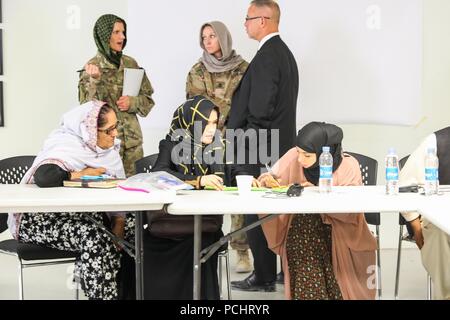 L'AÉRODROME DE KANDAHAR, Afghanistan (28 juillet 2018) -- les femmes afghanes de la communication travaillent ensemble, le 28 juillet 2018, au cours d'un exercice pratique d'une shura dans le Train, conseiller et assister les Command-South composé dans l'aérodrome de Kandahar, Afghanistan. La Shura a été accueilli par appui résolu à aider les conseillers militaires afghans, sécurité, social, diplomatique, les femmes et les communicateurs religieux dans la synchronisation des messages sur la paix en Afghanistan. (U.S. Photo de l'armée par le sergent. Neysa Canfield/TAAC-Sud Affaires publiques) Banque D'Images