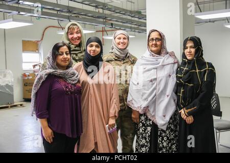 L'AÉRODROME DE KANDAHAR, Afghanistan (28 juillet 2018) -- les femmes afghanes et l'appui résolu posent pour une photo de groupe, le 28 juillet 2018, lors d'une shura dans le Train, conseiller et assister les Command-South composé dans l'aérodrome de Kandahar, Afghanistan. La Shura a été accueilli par appui résolu à aider les conseillers militaires afghans, sécurité, social, diplomatique, les femmes et les communicateurs religieux dans la synchronisation des messages sur la paix en Afghanistan. (U.S. Photo de l'armée par le sergent. Neysa Canfield/TAAC-Sud Affaires publiques) Banque D'Images