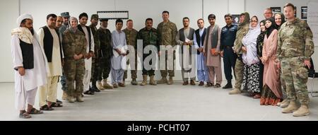 L'AÉRODROME DE KANDAHAR, Afghanistan (28 juillet 2018) -- l'appui résolu de l'Afghanistan et de la communication posent pour une photo de groupe, le 28 juillet 2018, après d'une shura dans le Train, conseiller et assister les Command-South composé dans l'aérodrome de Kandahar, Afghanistan. La Shura a été accueilli par appui résolu à aider les conseillers militaires afghans, sécurité, social, diplomatique, les femmes et les communicateurs religieux dans la synchronisation des messages sur la paix en Afghanistan. (U.S. Photo de l'armée par le sergent. Neysa Canfield/TAAC-Sud Affaires publiques) Banque D'Images