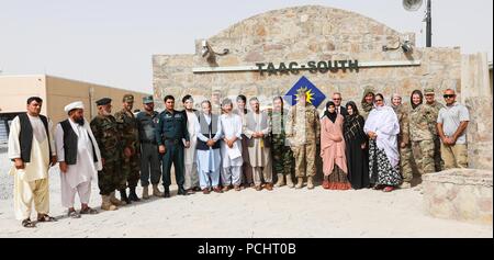 L'AÉRODROME DE KANDAHAR, Afghanistan (28 juillet 2018) -- l'appui résolu de l'Afghanistan et de la communication posent pour une photo de groupe, le 28 juillet 2018, après d'une shura dans le Train, conseiller et assister les Command-South composé dans l'aérodrome de Kandahar, Afghanistan. La Shura a été accueilli par appui résolu à aider les conseillers militaires afghans, sécurité, social, diplomatique, les femmes et les communicateurs religieux dans la synchronisation des messages sur la paix en Afghanistan. (U.S. Photo de l'armée par le sergent. Neysa Canfield/TAAC-Sud Affaires publiques) Banque D'Images