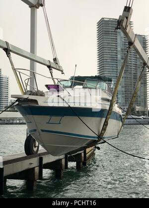 Une embarcation de plaisance de 28 pieds qui a été utilisé dans un cas présumé de trafic de migrants illégaux est enracinée à Miami, le 30 juillet 2018. Le bateau a été interdit par l'équipage de la garde-côte de Bernard C. Webber a entrepris deux trafiquants présumés et trois migrants et transféré la garde à la frontière des États-Unis et de patrouille de sécurité intérieure des enquêtes. La Garde côtière canadienne (photo) Banque D'Images