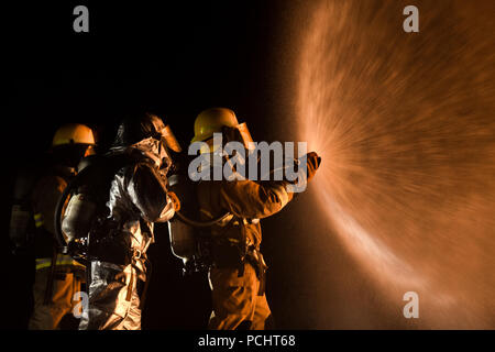 Aircraft Rescue and Fire Fighting (ARFF) est une capacité d'intervention d'urgence spécialisée du corps des Marines des États-Unis axée sur la suppression des incendies d'aéronefs, les opérations de sauvetage et la sécurité des aérodromes. Les archives photographiques documentent les Marines qui effectuent un exercice de brûlure contrôlée à la Marine corps Air Station Beaufort pour simuler un tir d'avion et répéter les procédures opérationnelles et l'utilisation de l'équipement. Banque D'Images