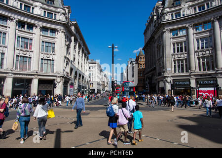 Londres, Royaume-Uni - 31 juillet 2018 : Le point de vue des consommateurs sur Oxford Street, au centre de Londres. Banque D'Images